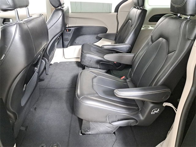 Used 2023 Chrysler Pacifica Touring-L image 12