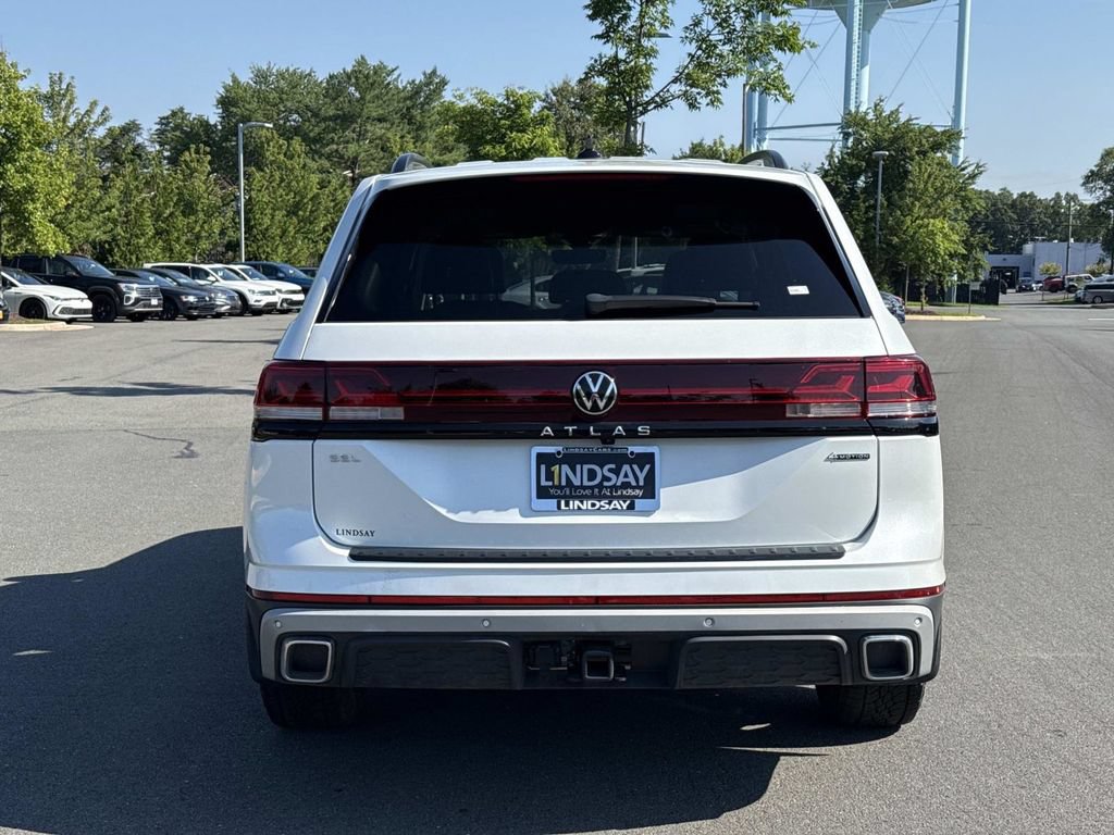 Used 2024 Volkswagen Atlas Peak Edition SEL AWD/4WD image 4