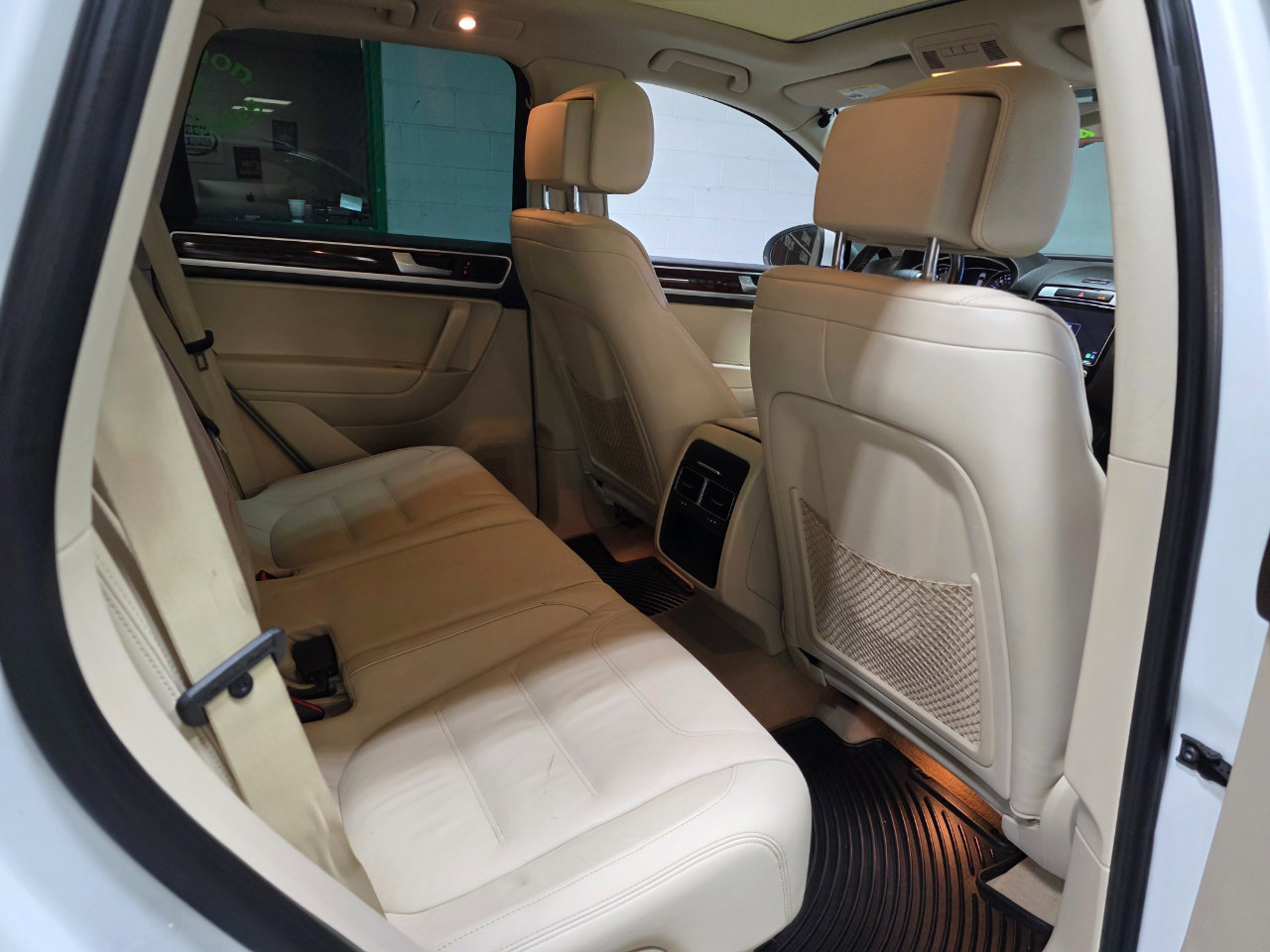 Used 2014 Volkswagen Touareg TDI image 23