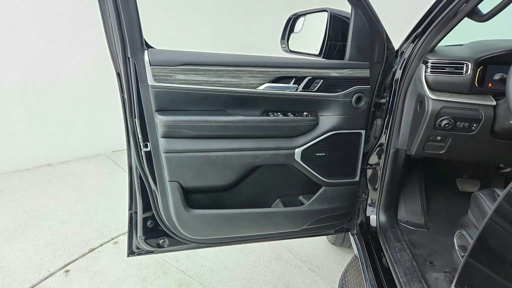 Used 2022 Jeep Wagoneer Series II AWD/4WD image 32