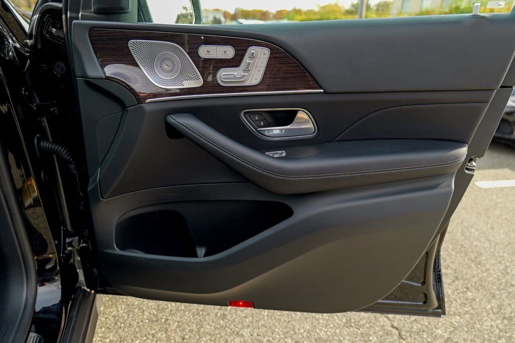 Used 2025 Mercedes-Benz GLS 450 4MATIC image 34