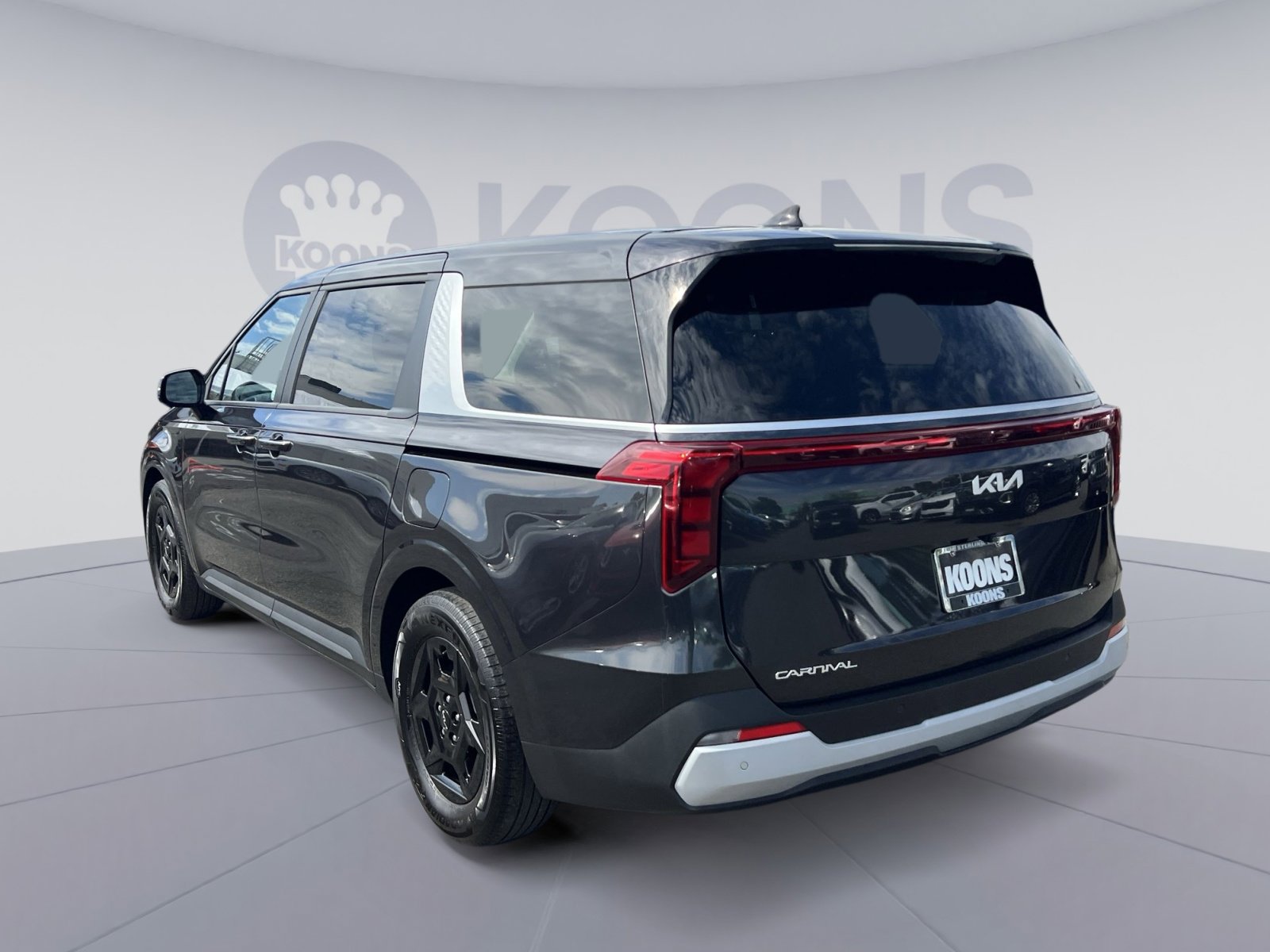 Used 2025 Kia Carnival FWD image 8