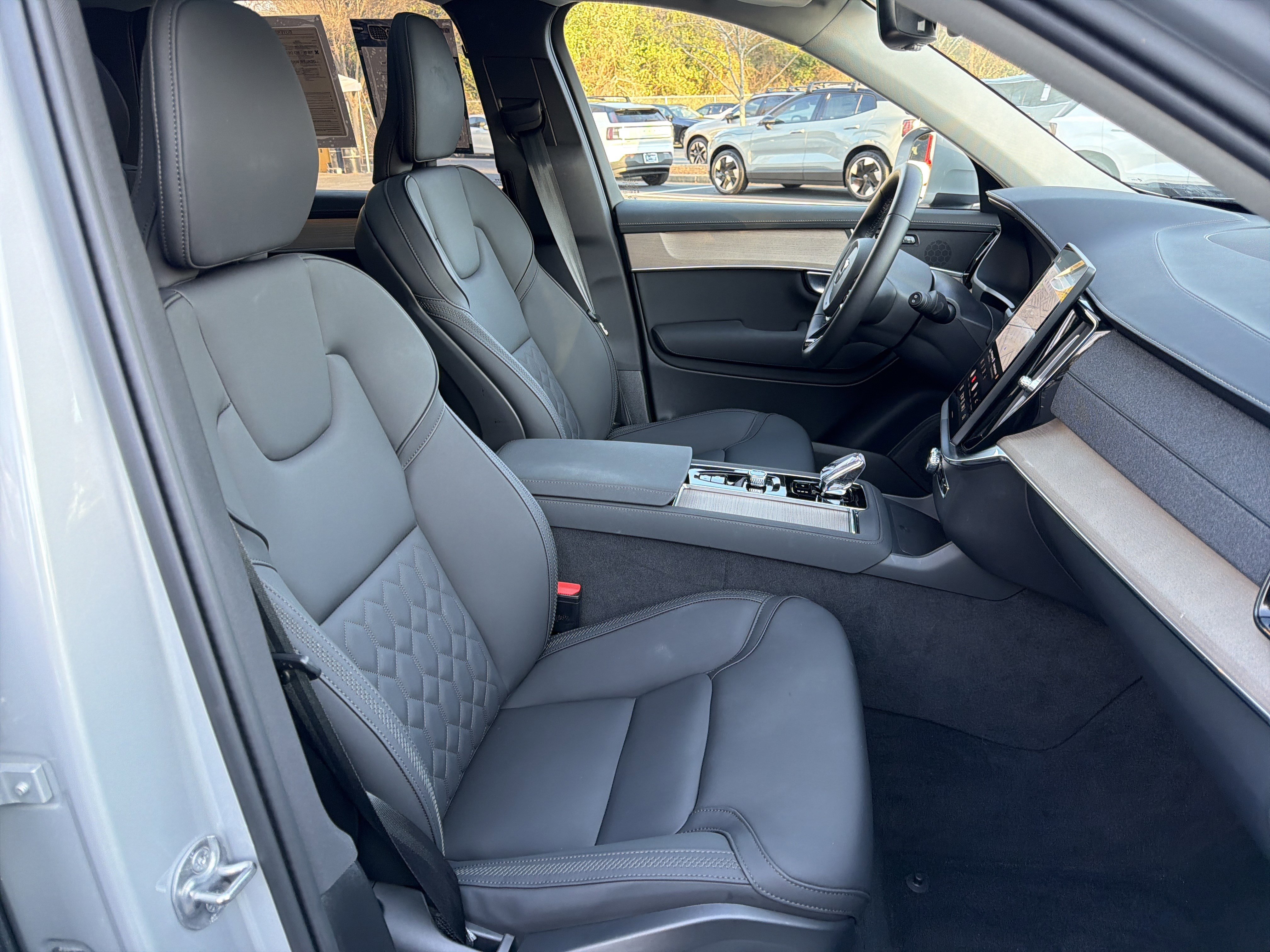 Certified 2025 Volvo XC90 B6 Plus image 35