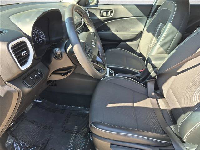 Used 2022 Hyundai Venue Limited FWD image 16