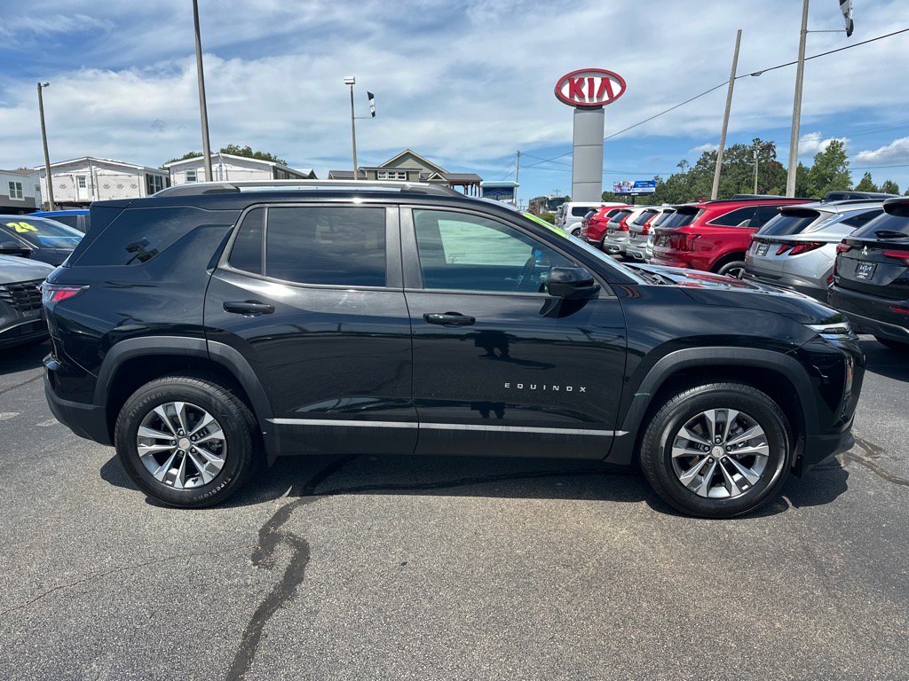 Used 2025 Chevrolet Equinox LT w/ Safety and Technology Package image 2