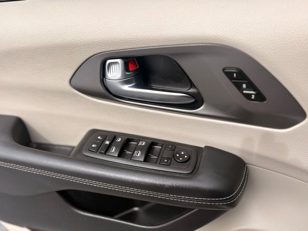 Used 2023 Chrysler Pacifica Touring-L FWD image 18