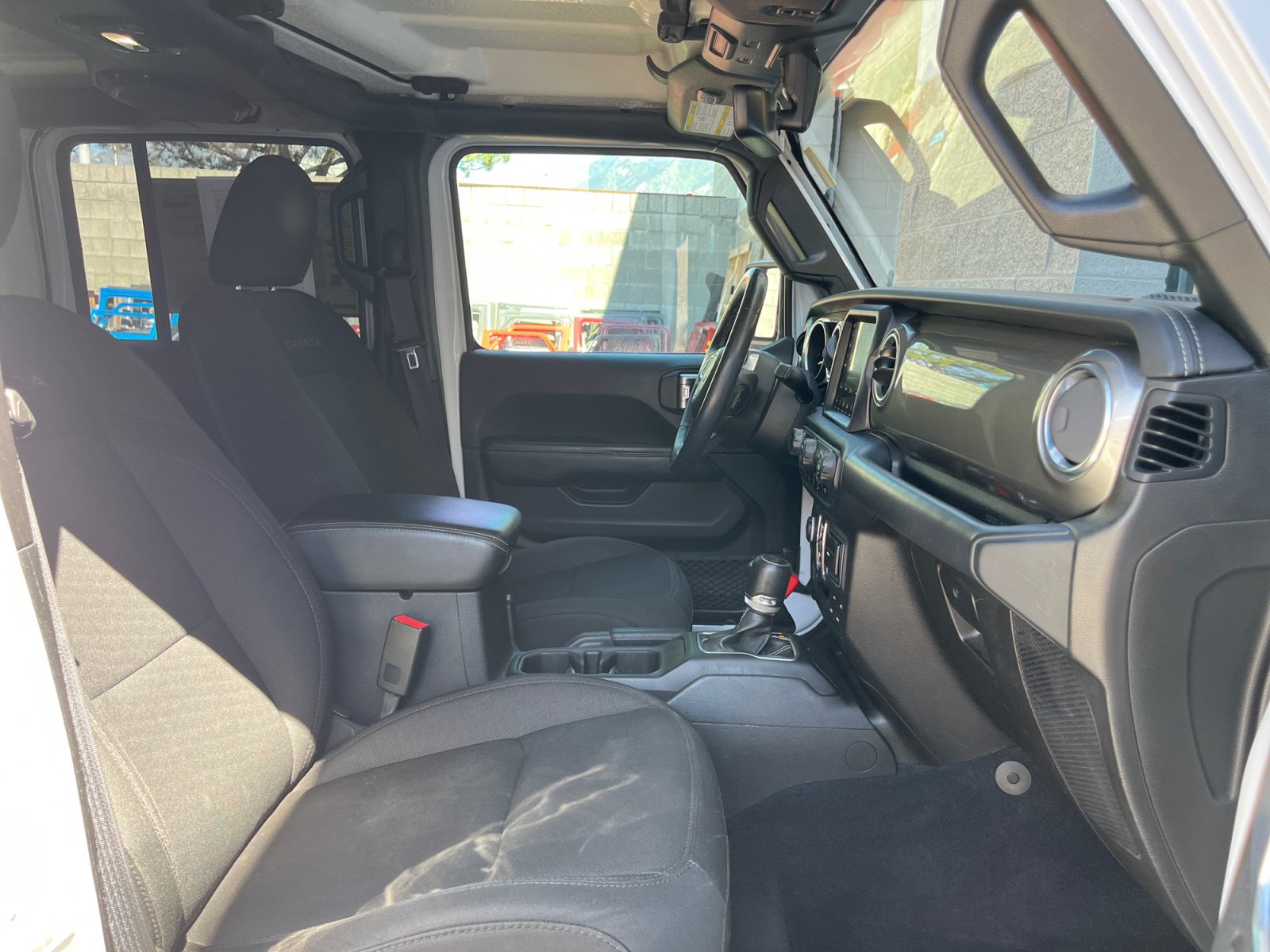 Used 2018 Jeep Wrangler Unlimited Sahara AWD/4WD image 27