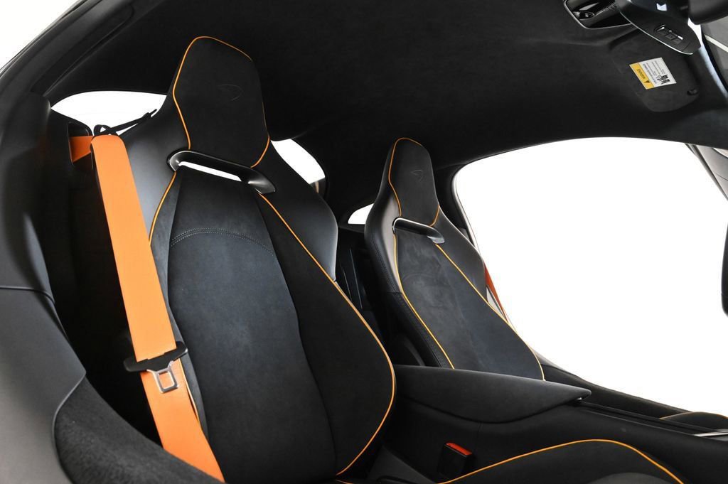 Used 2025 McLaren Artura image 17