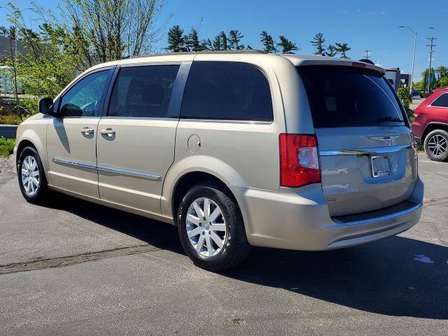 Used 2014 Chrysler Town & Country Touring FWD image 4