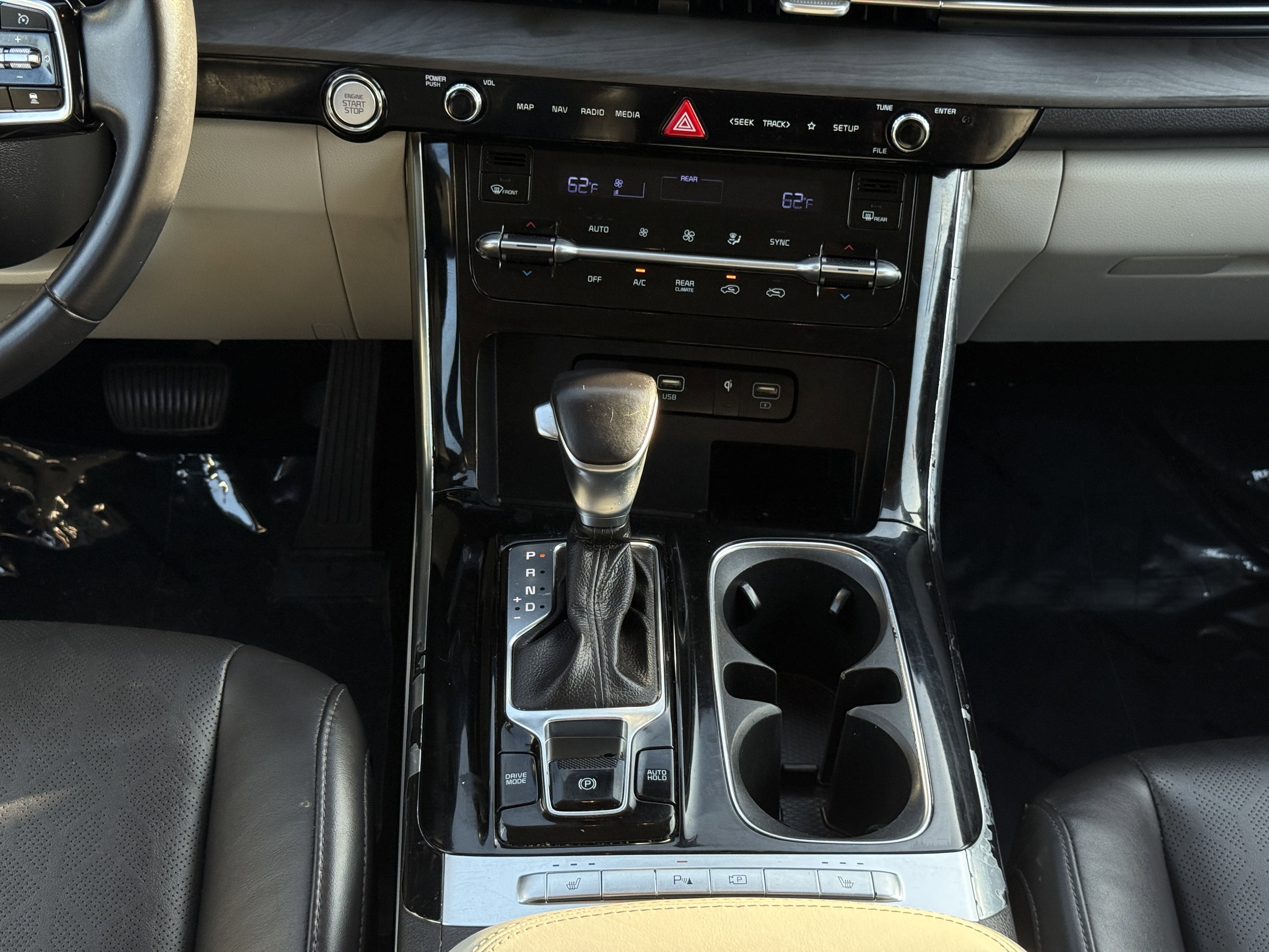 Used 2022 Kia Carnival EX image 23