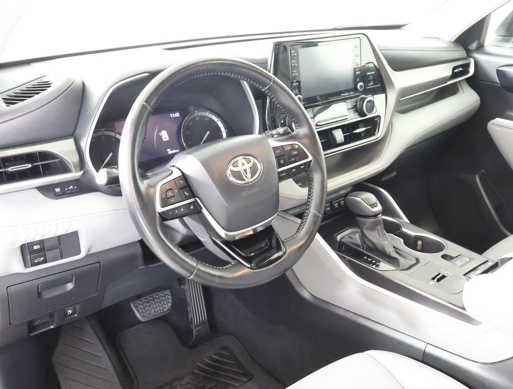 Used 2021 Toyota Highlander XLE image 6