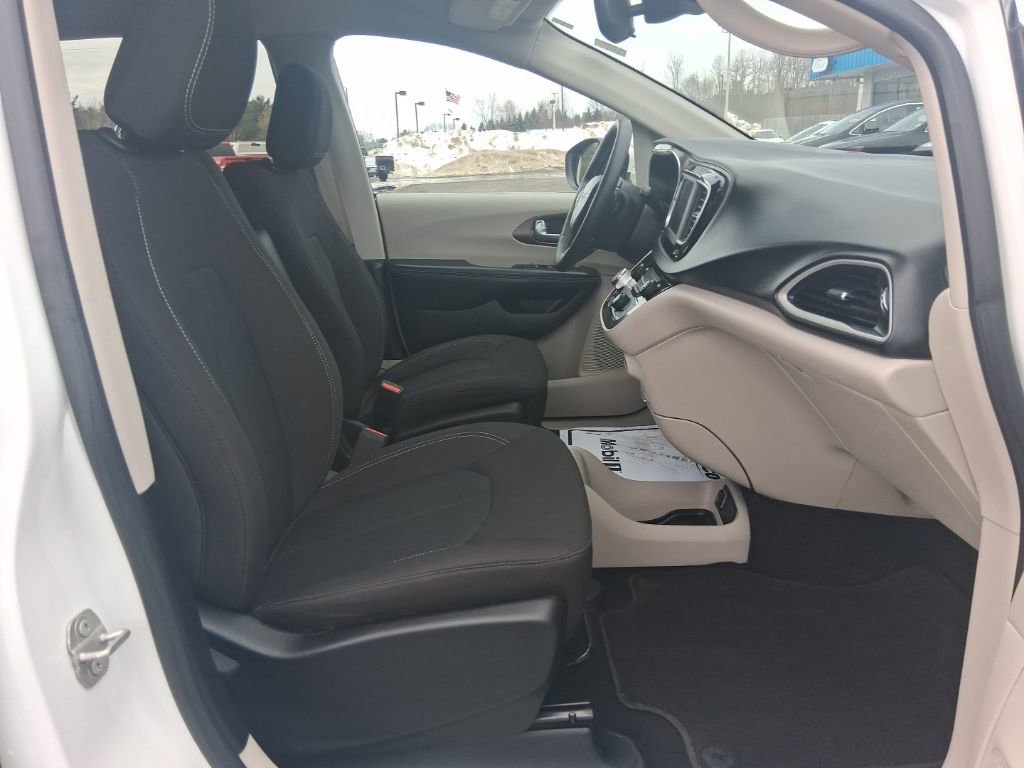 Used 2023 Chrysler Voyager LX image 16