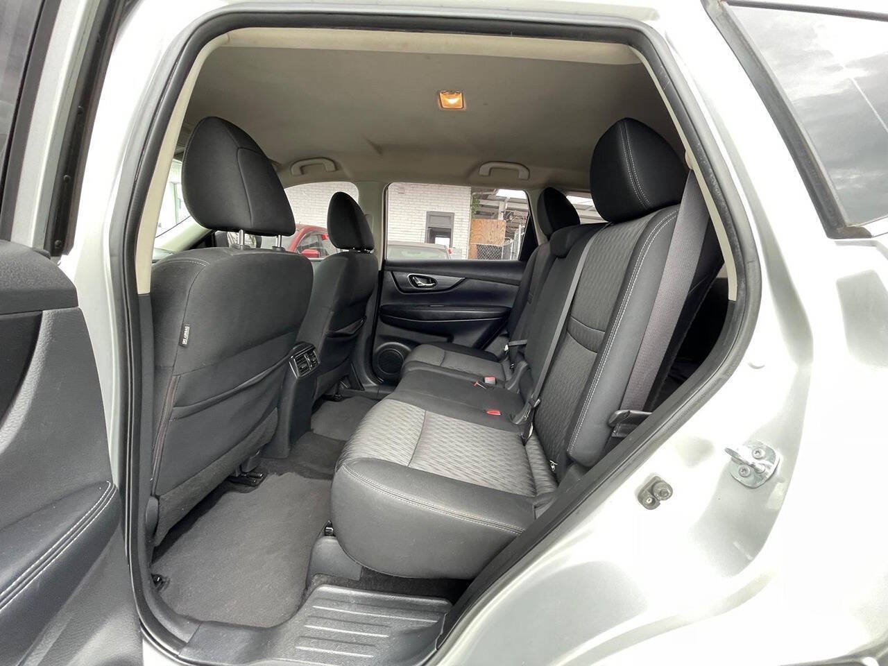 Used 2017 Nissan Rogue S FWD image 4