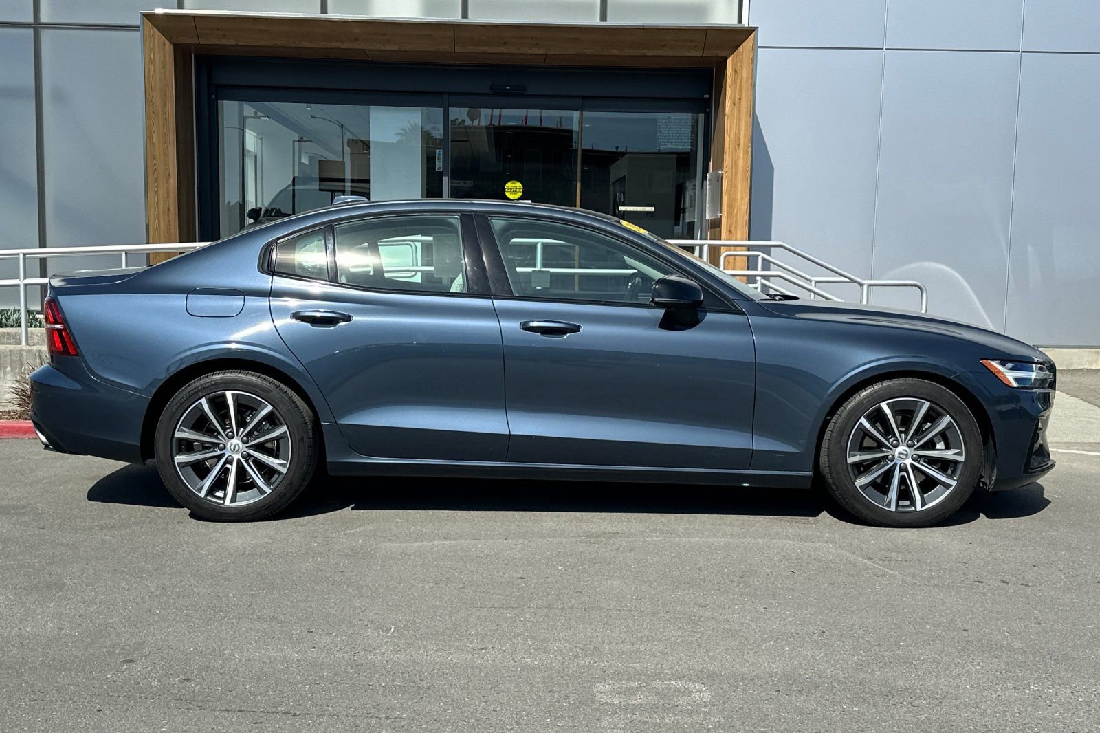 Used 2021 Volvo S60 T5 Momentum image 8