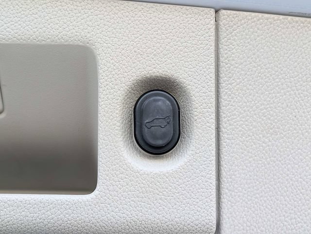 Used 2020 Cadillac Escalade Premium Luxury AWD/4WD image 13