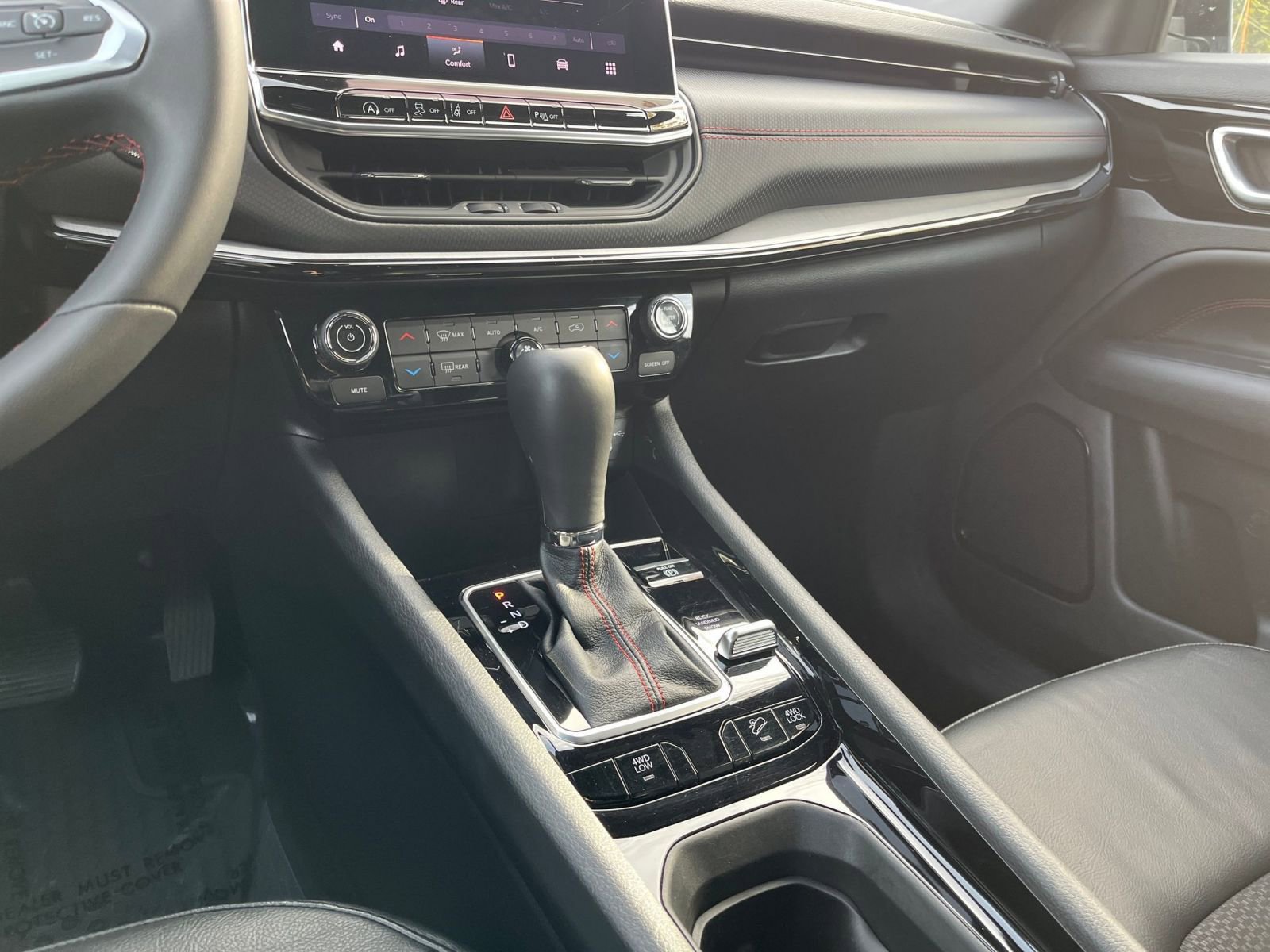 Used 2025 Jeep Compass Trailhawk image 40