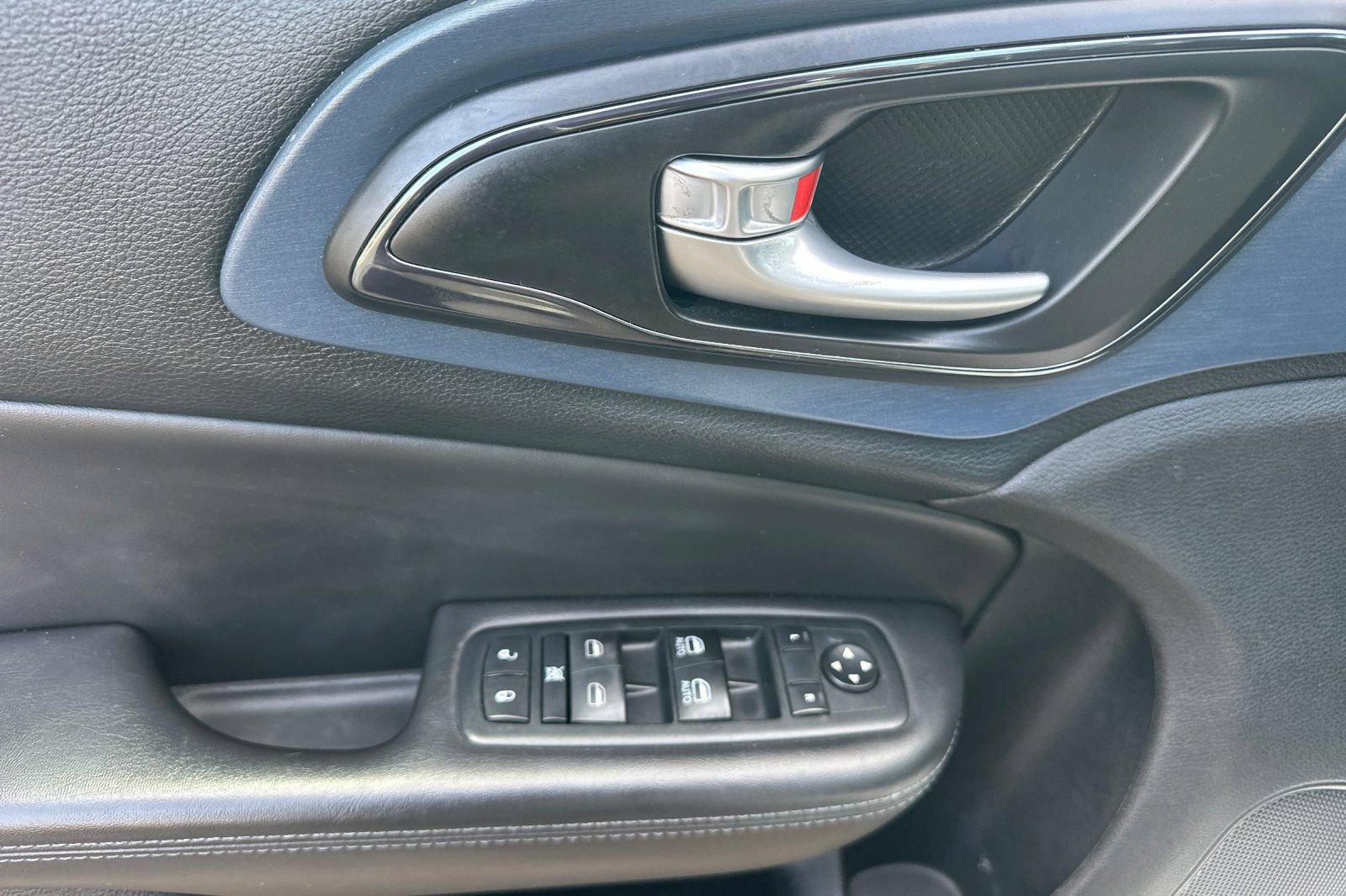 Used 2015 Chrysler 200 S FWD image 10