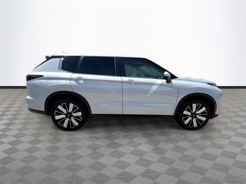 New 2025 Mitsubishi Outlander SE image 4