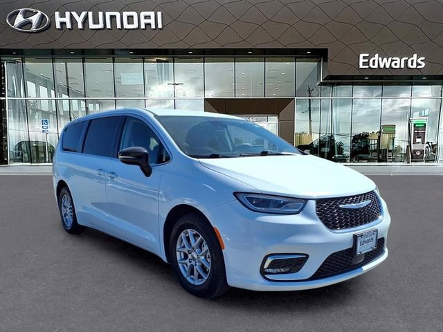 Used 2024 Chrysler Pacifica Touring-L FWD image 11