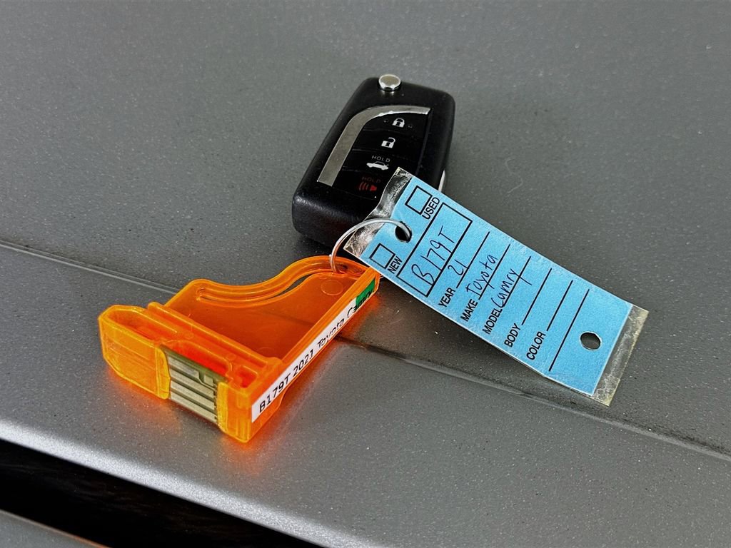 Used 2021 Toyota Camry SE image 29