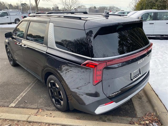 Used 2025 Kia Carnival EX image 31