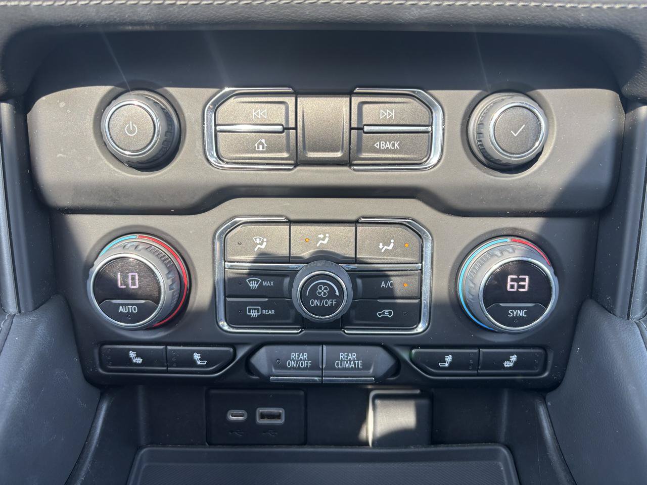 Used 2022 Chevrolet Tahoe Z71 w/ Luxury Package AWD/4WD image 27
