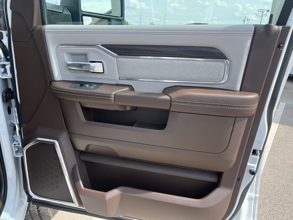 New 2026 RAM 2500 Laramie AWD/4WD image 17