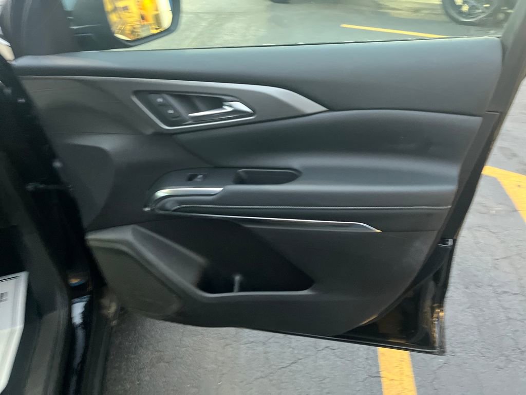 Used 2025 Chevrolet Traverse LT image 25