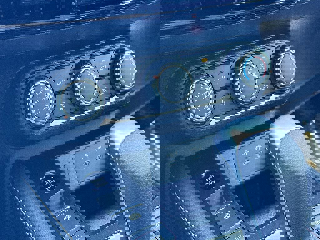 Used 2025 Nissan Kicks SV image 28