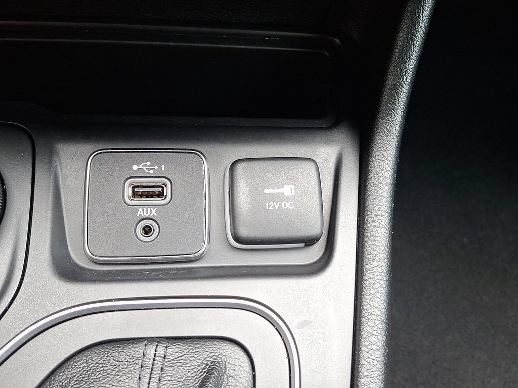 Used 2022 Jeep Cherokee Latitude AWD/4WD image 23