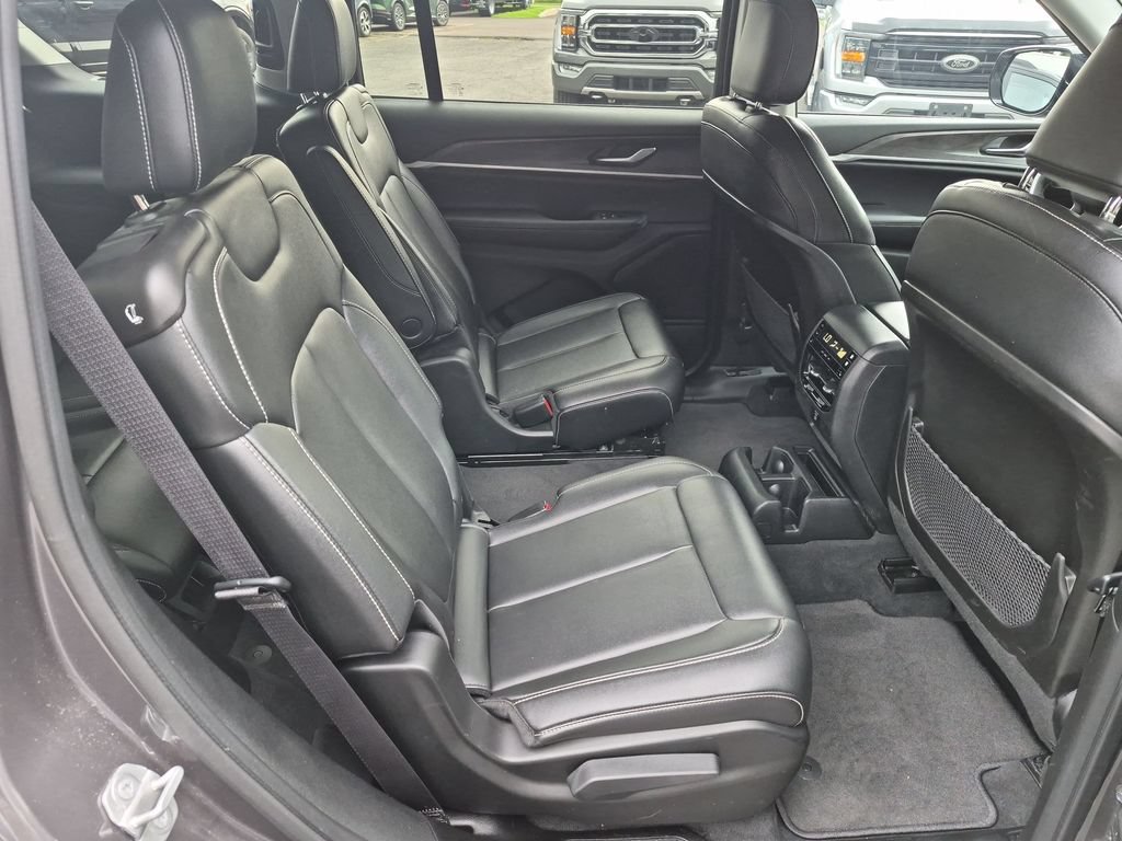 Used 2023 Jeep Grand Cherokee L Limited w/ Black Appearance Package AWD/4WD image 26