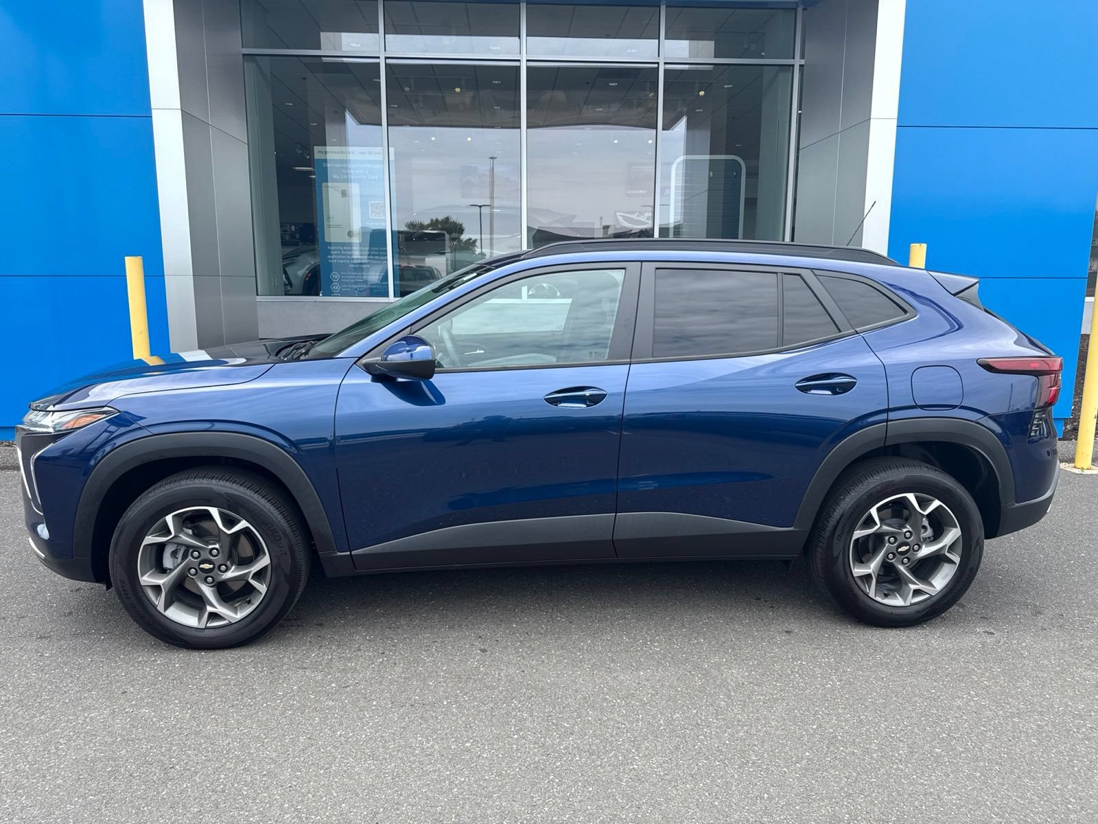 Used 2024 Chevrolet Trax LT w/ Sunroof Package FWD image 9