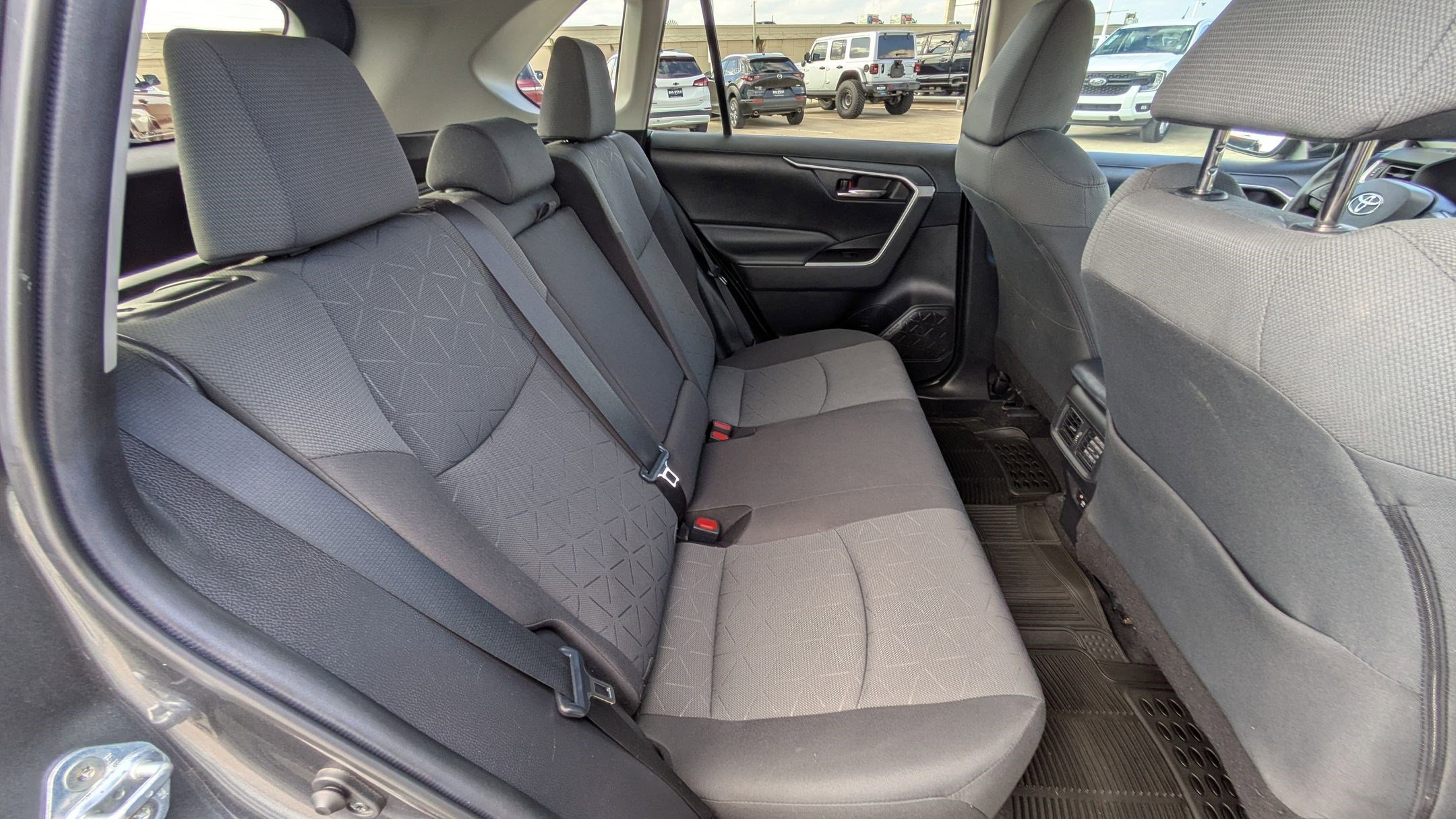 Used 2021 Toyota RAV4 XLE image 28