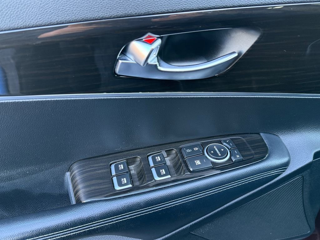 Used 2020 Kia Sorento LX image 11