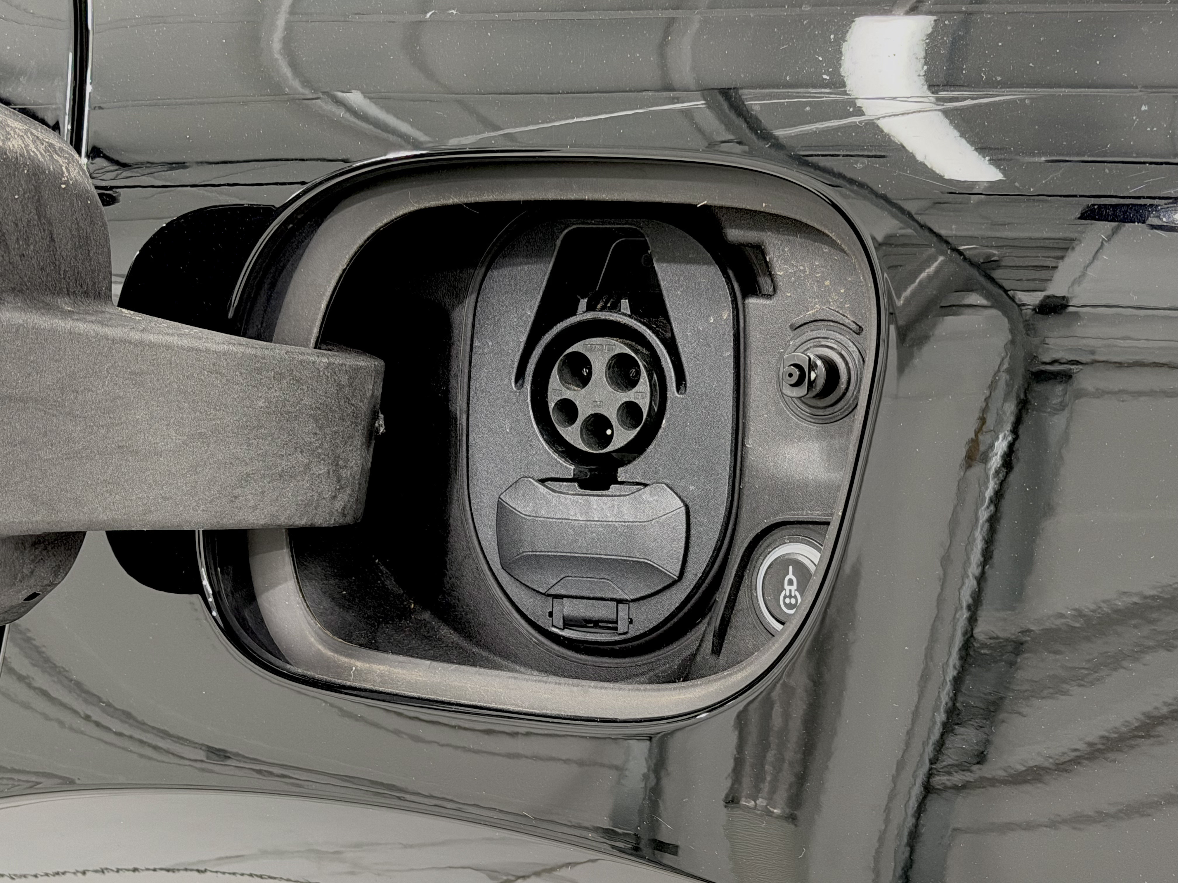 Certified 2025 Porsche Macan Electric RWD image 65