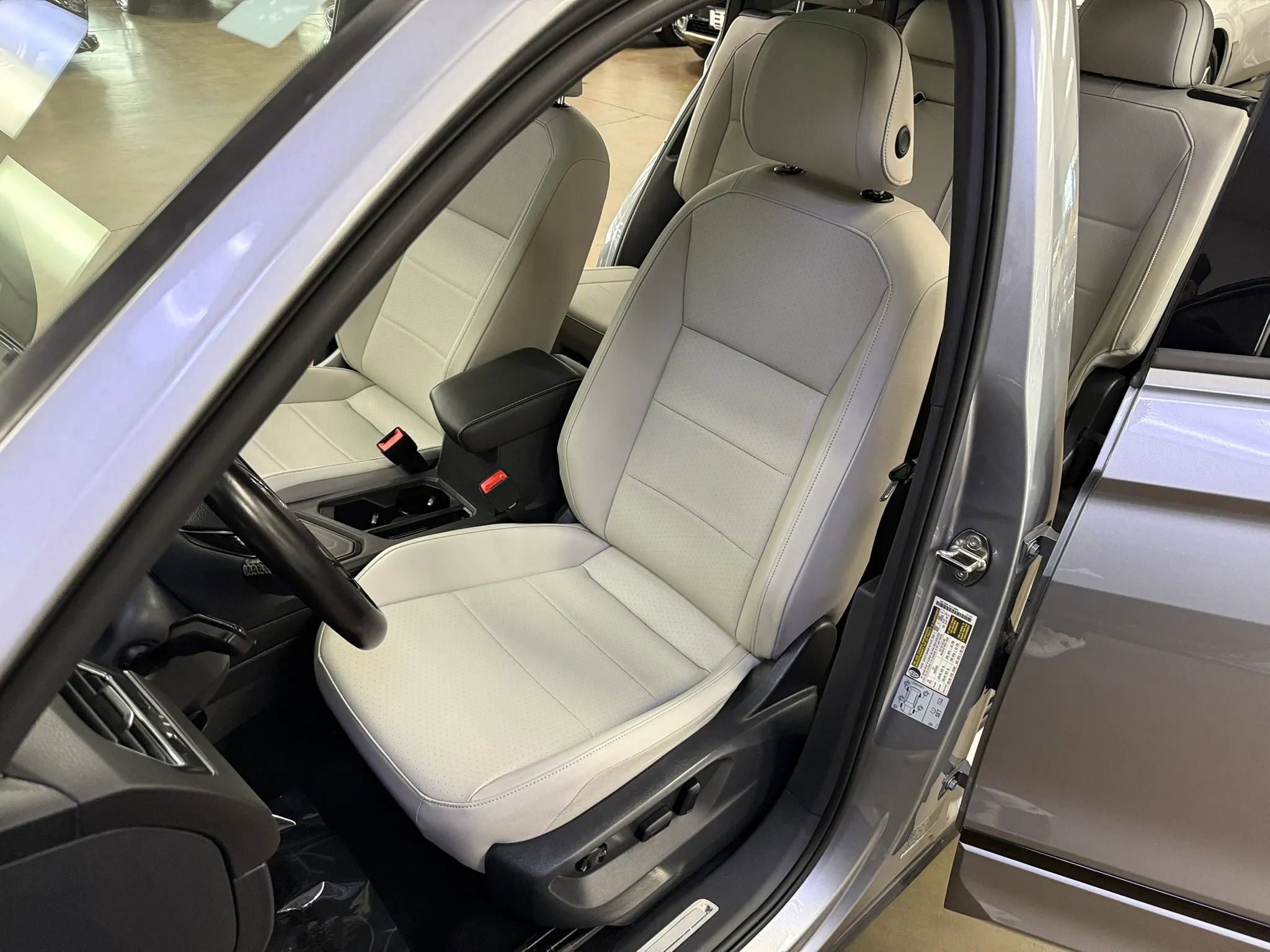 Used 2021 Volkswagen Tiguan SE R-Line FWD image 11