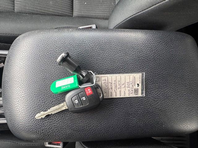 Used 2018 Toyota RAV4 LE image 21