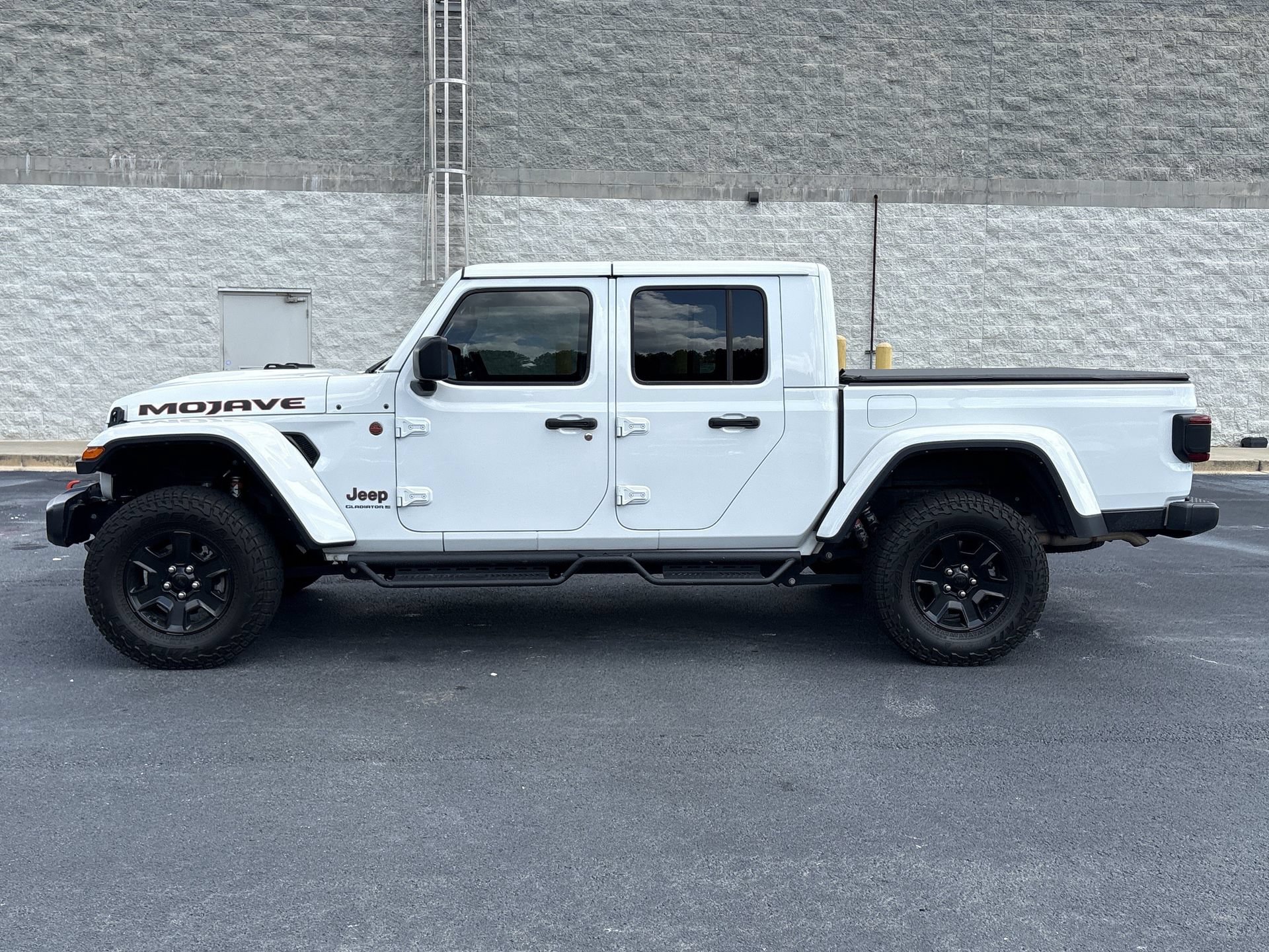 Used 2023 Jeep Gladiator Mojave w/ LED Lighting Group AWD/4WD image 18