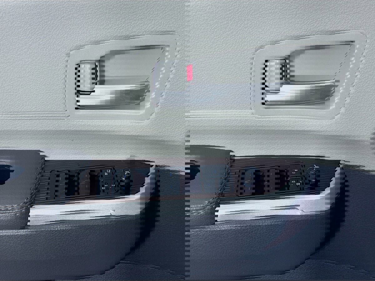 Used 2024 Toyota Sienna XLE image 21