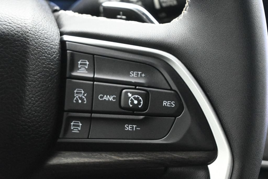 Used 2023 Jeep Grand Cherokee Limited w/ Black Appearance Package RWD image 8