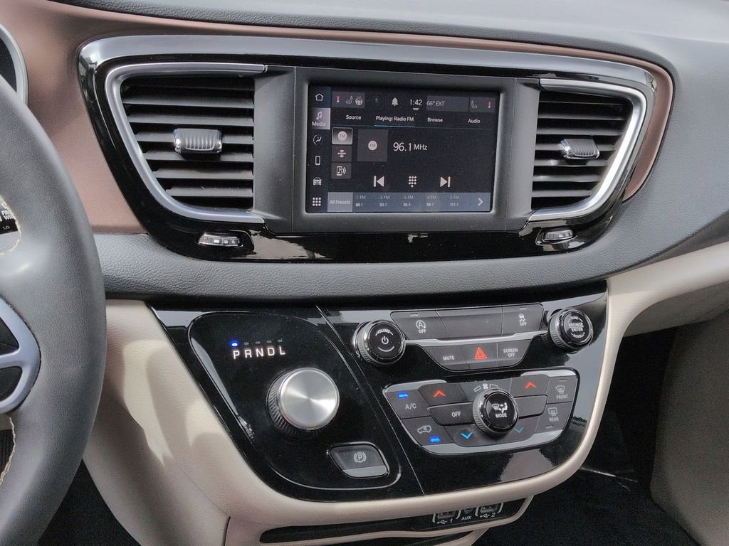 Used 2023 Chrysler Voyager LX image 24