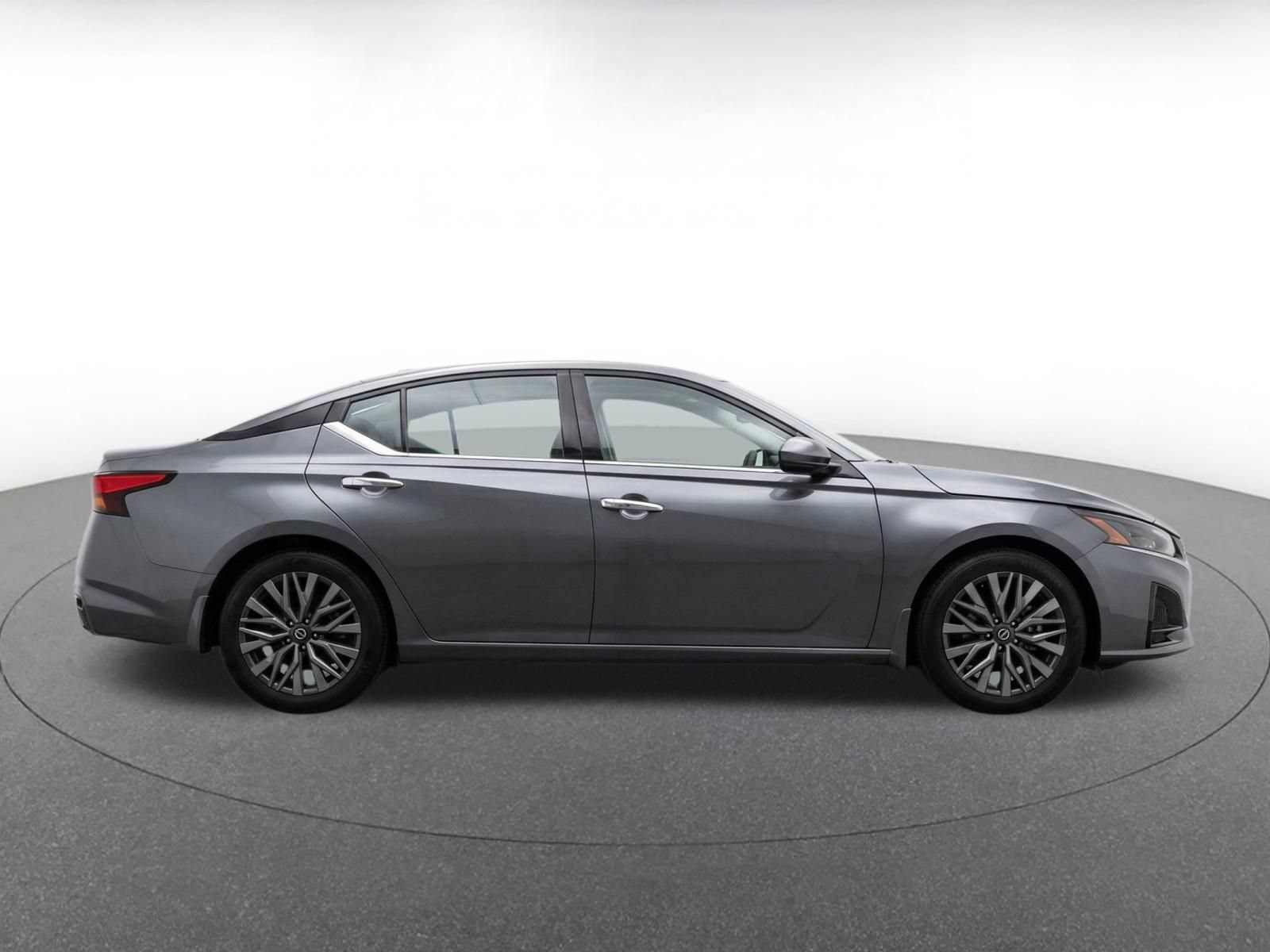 Used 2025 Nissan Altima 2.5 SV FWD image 8
