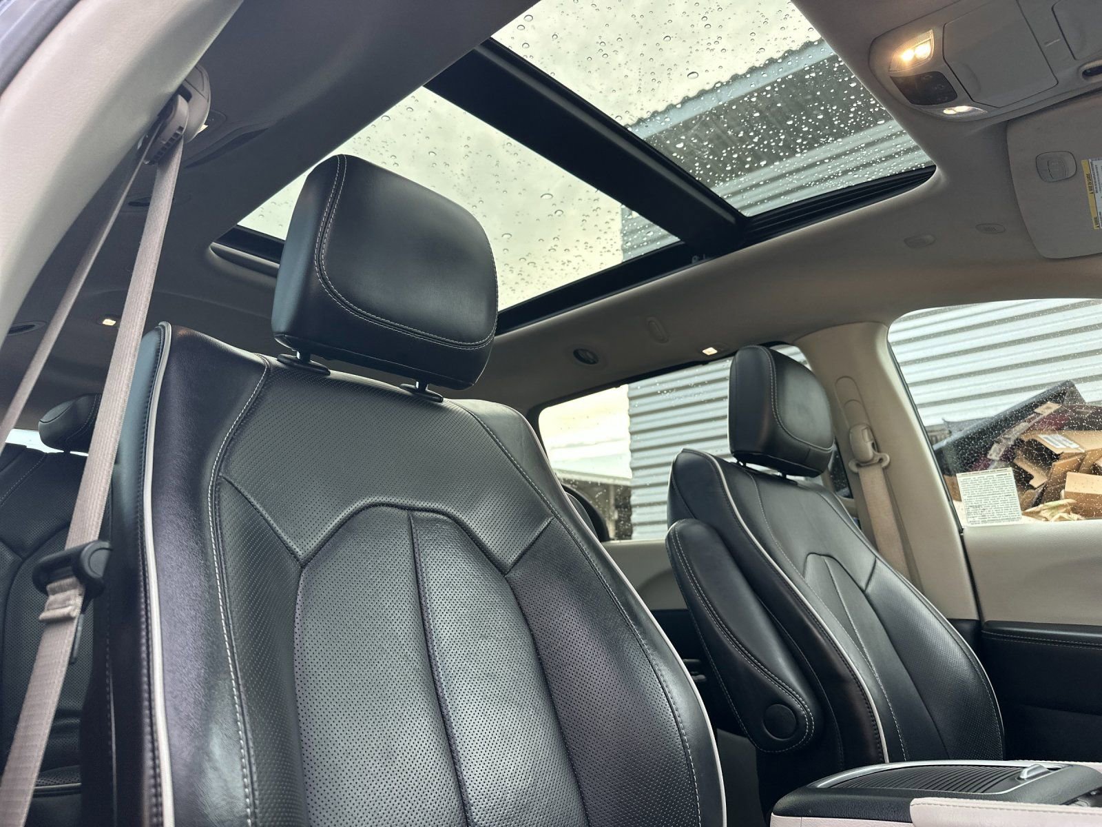 Used 2023 Chrysler Pacifica Limited image 18