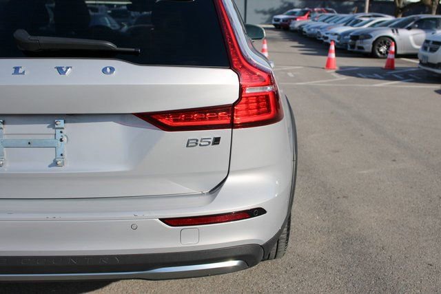 Used 2025 Volvo V60 B5 Cross Country Plus image 46