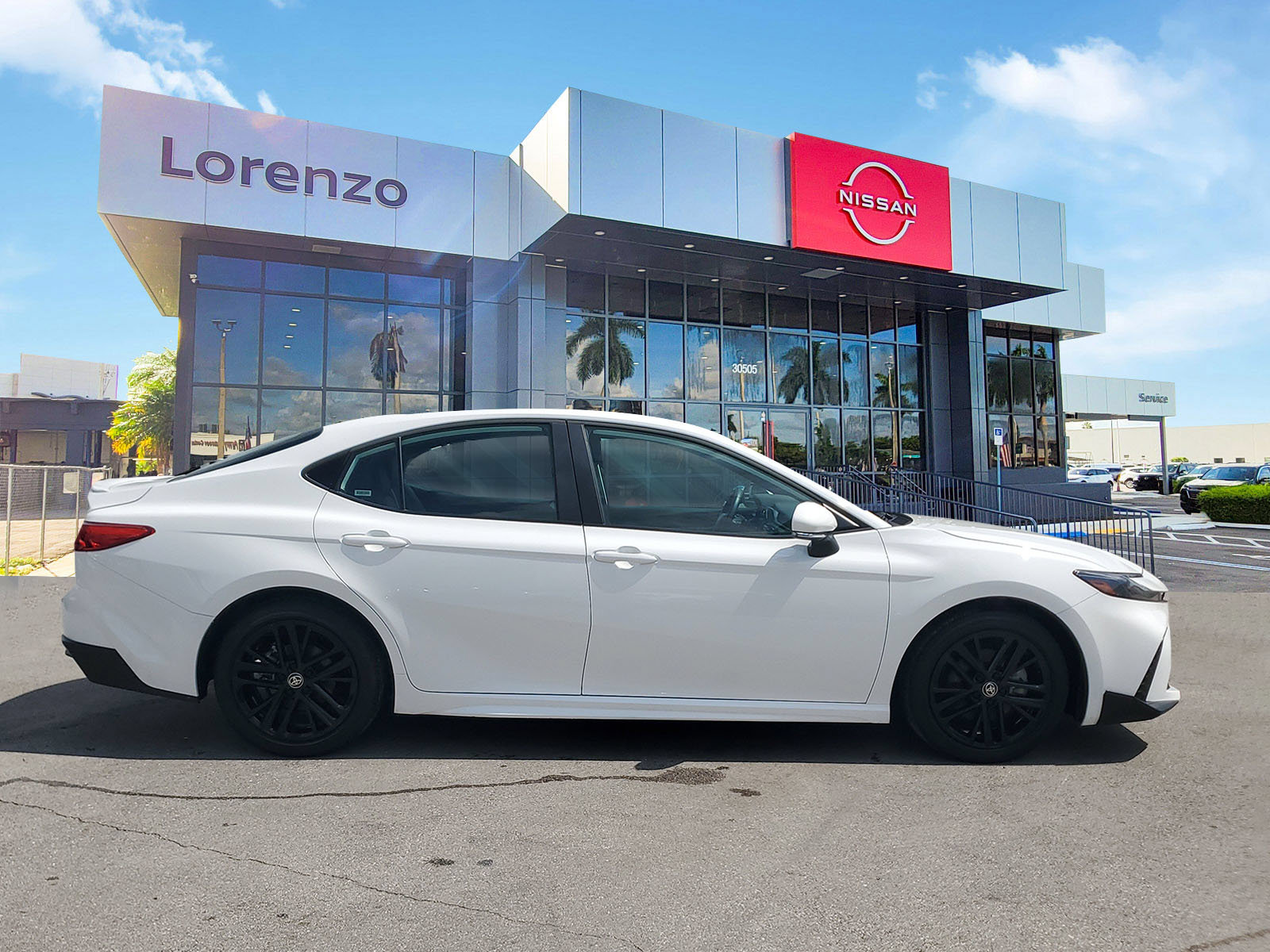Used 2025 Toyota Camry SE FWD image 4