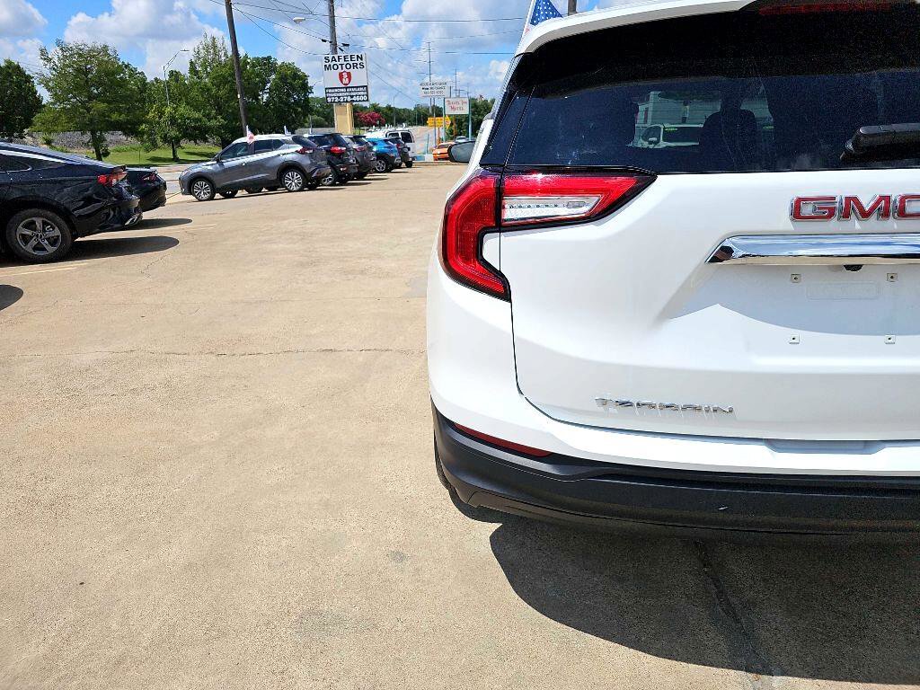 Used 2024 GMC Terrain SLE image 11