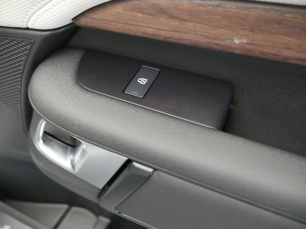 Used 2025 Land Rover Discovery Dynamic SE image 28