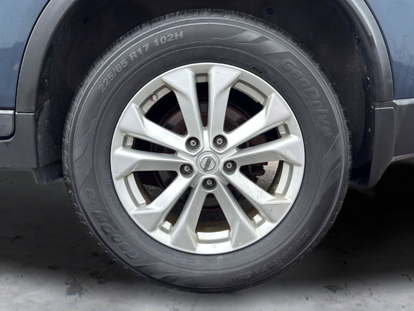 Used 2015 Nissan Rogue SV w/ SV Moonroof Package AWD/4WD image 15