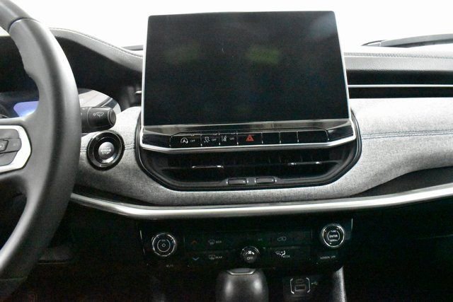 Used 2024 Jeep Compass Latitude image 21