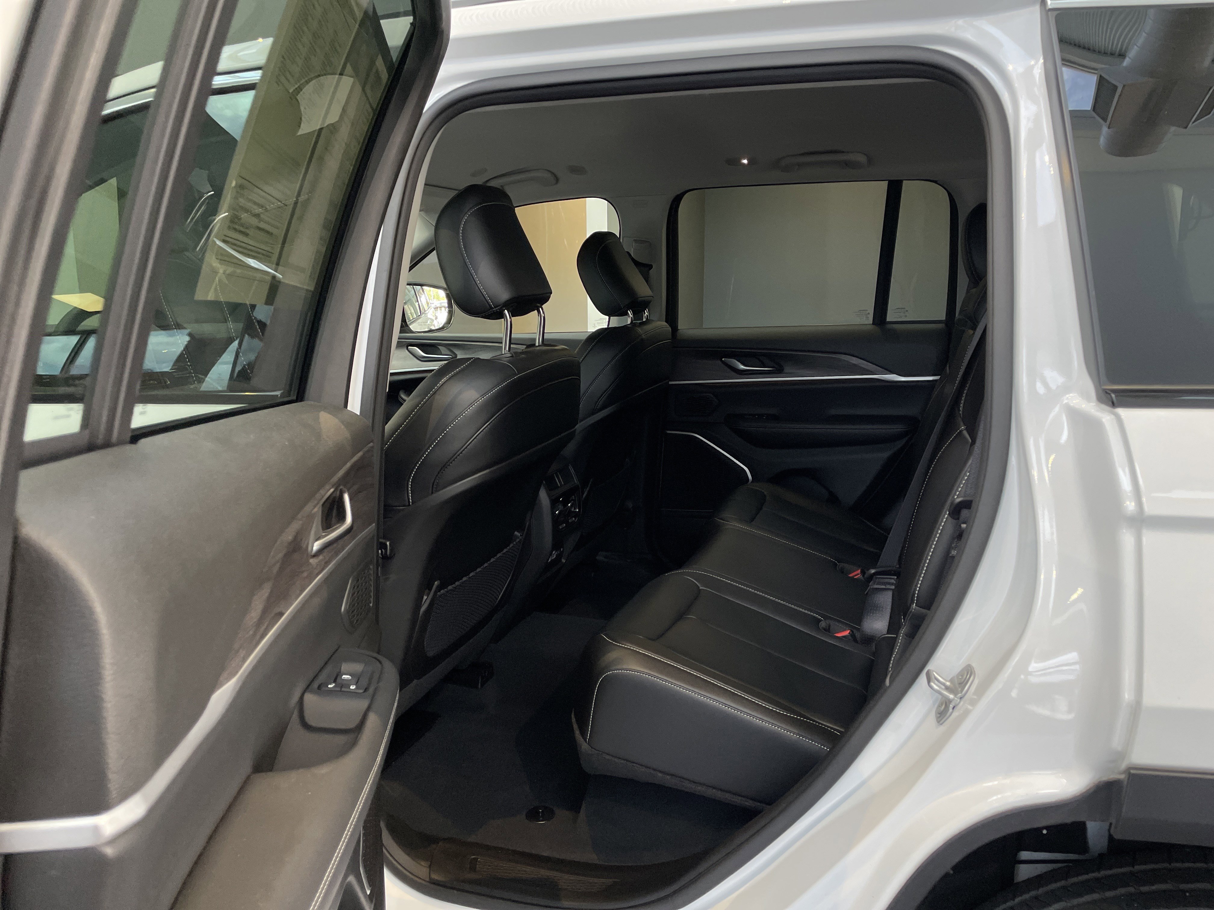 Used 2023 Jeep Grand Cherokee Limited AWD/4WD image 35